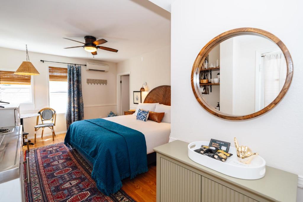 Postel nebo postele na pokoji v ubytování Swank Boutique Suites