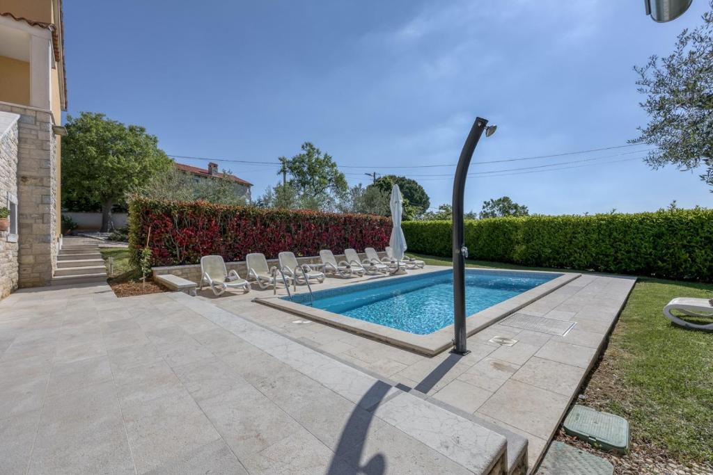 Basen w obiekcie Villa Ladonja with Private Pool and Sauna lub w pobliżu