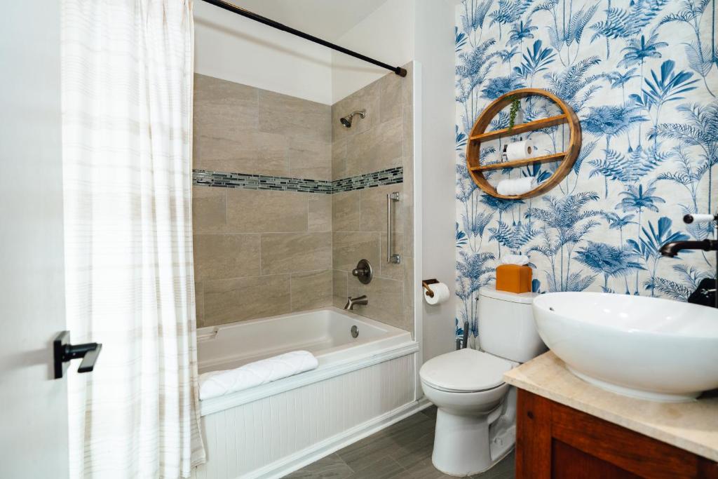 Koupelna v ubytování Swank Boutique Suites