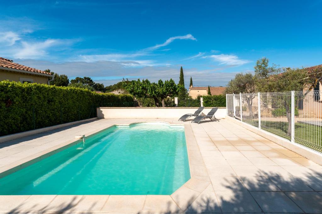 une piscine au milieu d'une cour dans l'établissement Chez Céline, à Aubignan