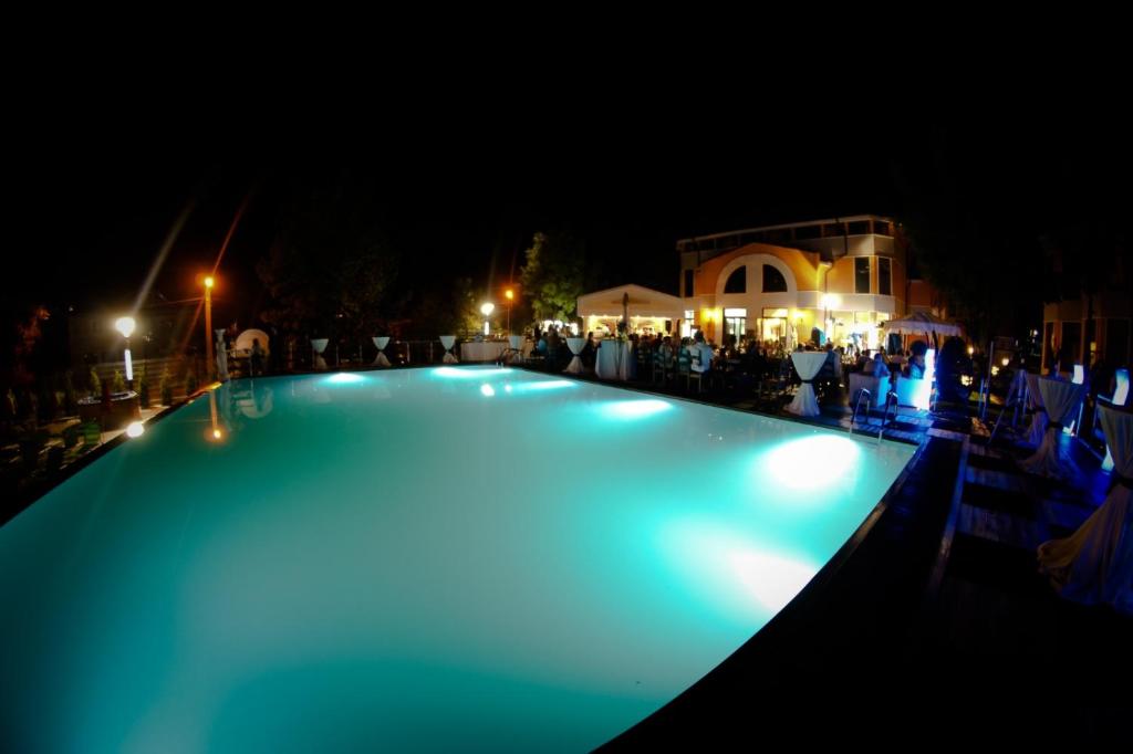 Bazén v ubytování Hotel Baia Rosie Resort nebo v jeho okolí