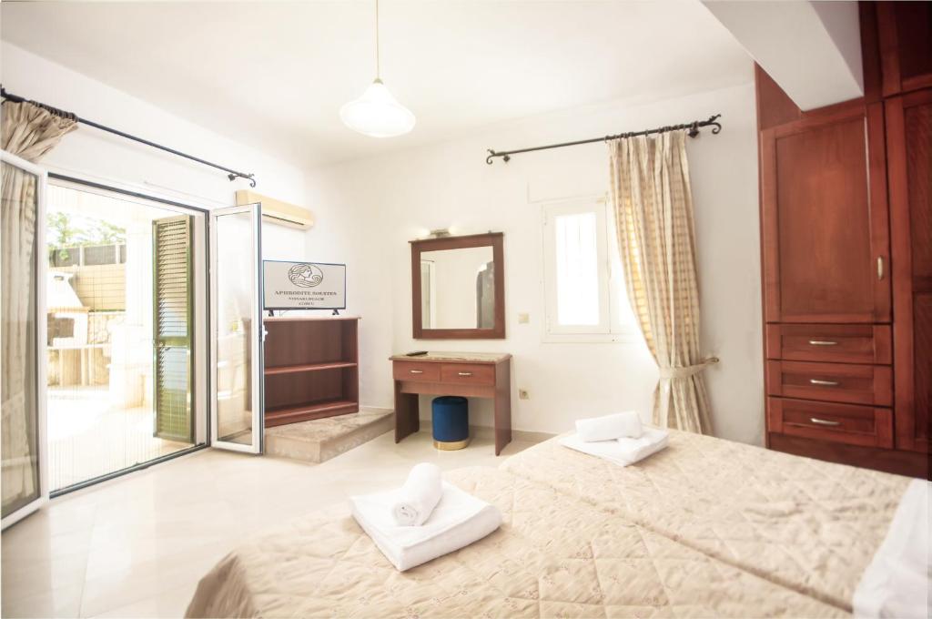 Postel nebo postele na pokoji v ubytování Aphrodite Suites & Apartments with Swimming Pool