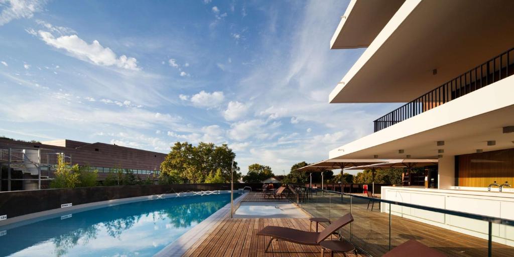 Bazén v ubytování Radisson Blu Hotel, Montpellier nebo v jeho okolí