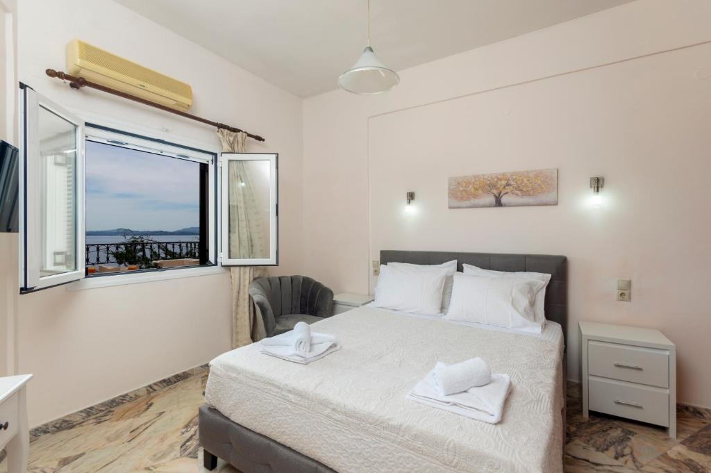 Postel nebo postele na pokoji v ubytování Aphrodite Suites & Apartments with Swimming Pool