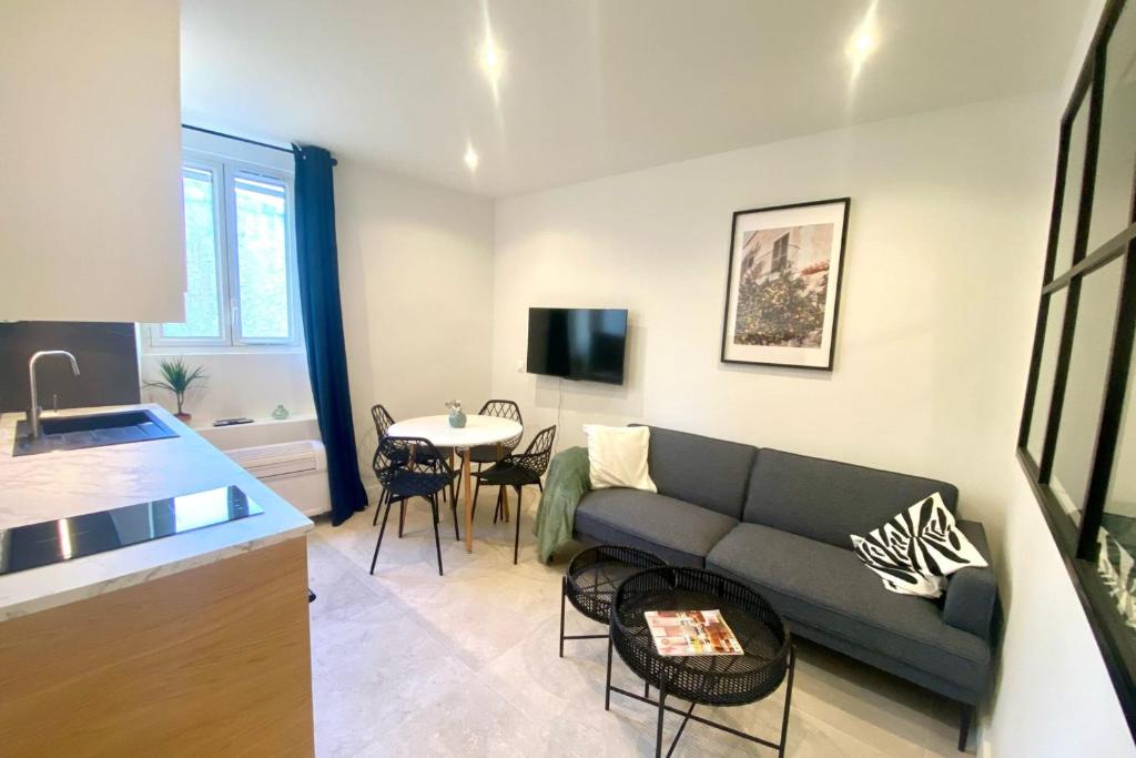 un salon avec un canapé et une table dans l'établissement Apartment 1 bedroom - in the heart of the old town, à Antibes
