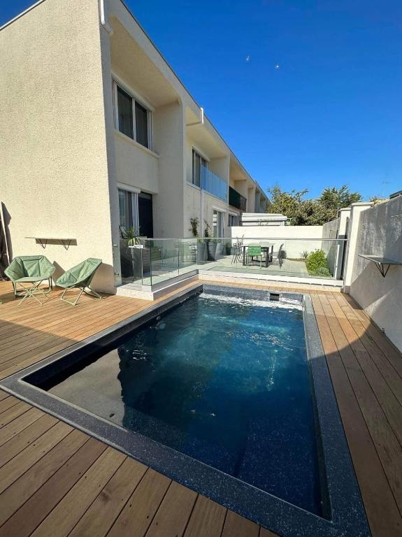 une piscine devant une maison dans l'établissement Villa calme avec piscine, Montpellier city center, à Montpellier