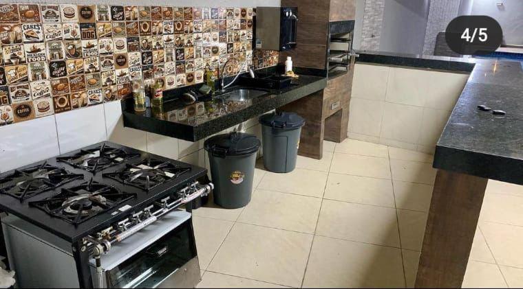 Senador CanedoにあるEspaço Venezaのコンロとゴミ箱が2つ付いたカウンターのあるキッチン
