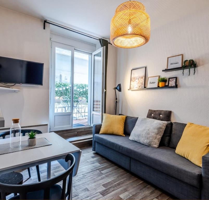 un salon avec un canapé et une table dans l'établissement T2 centre ville, 150m du lac, parking - Thermes, à Évian-les-Bains