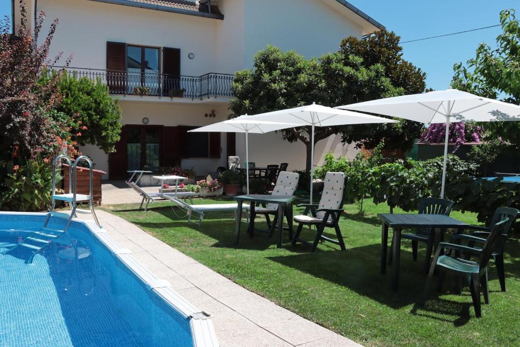 Bazén v ubytování Osy Casa Vacanze nebo v jeho okolí