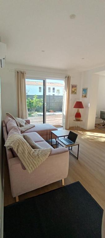 un salon avec un canapé et une table dans l'établissement Maison duplex Bisca avec jardin, à Biscarrosse