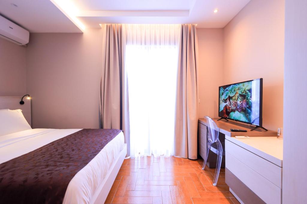 TV i/ili multimedijalni sistem u objektu Hotel Apollon Sarande