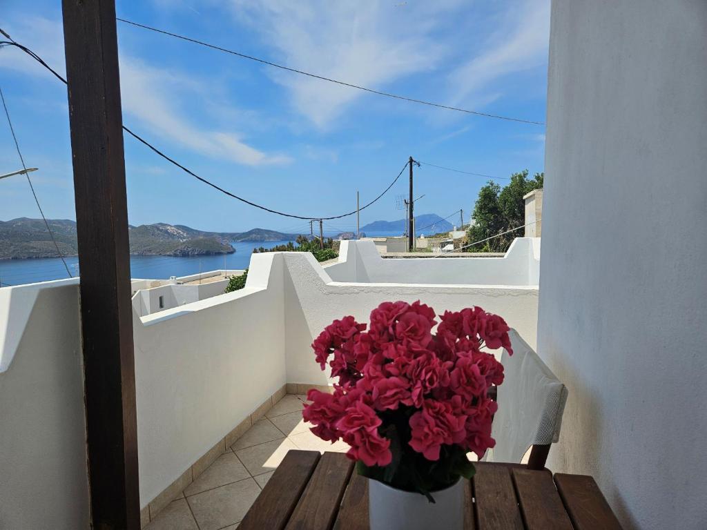 Balkón nebo terasa v ubytování Trypiti Sea View Apartment