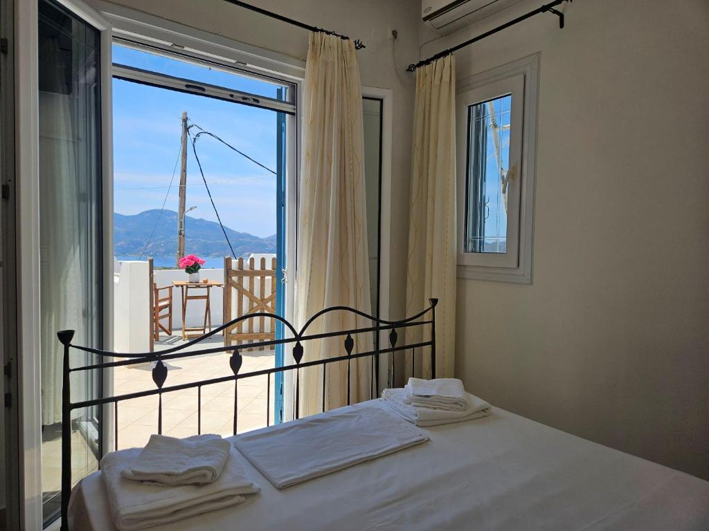 Postel nebo postele na pokoji v ubytování Trypiti Sea View Apartment
