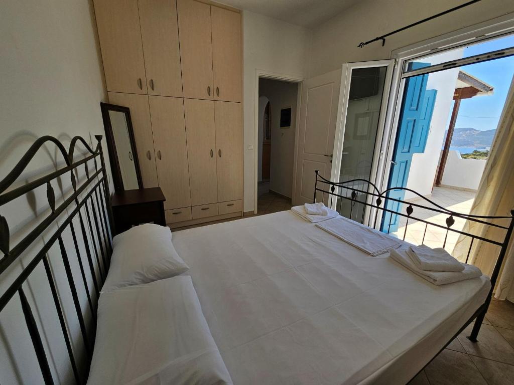 Postel nebo postele na pokoji v ubytování Trypiti Sea View Apartment