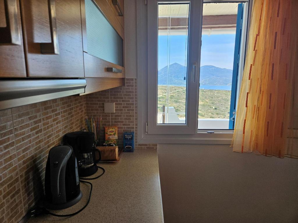 Kuchyň nebo kuchyňský kout v ubytování Trypiti Sea View Apartment