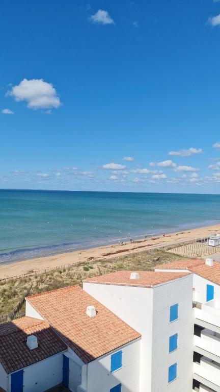una vista sulla spiaggia dal balcone di un edificio di CHARMANT T2 Avec LOGGIA VUE MER a Saint-Hilaire-de-Riez