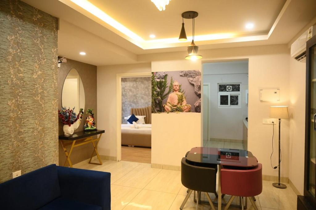 ソランにある2 BHK The Royale Suitesの青いソファとテーブルのあるリビングルーム