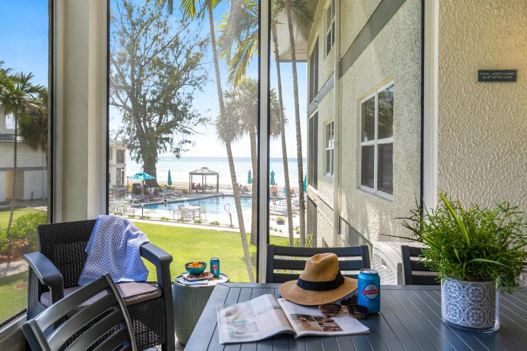 Πισίνα στο ή κοντά στο Tamarind Bay 3BD on Seven Mile Beach