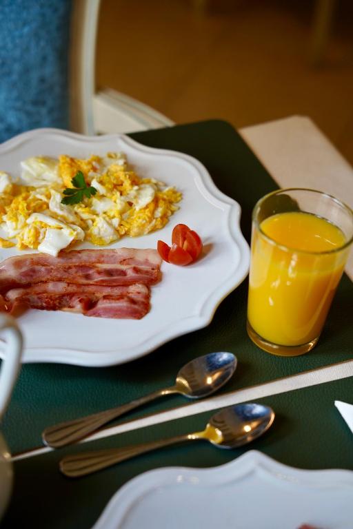 a plate of breakfast food and a glass of orange juice at Hotel Boutique Casa Veracruz in Estepona