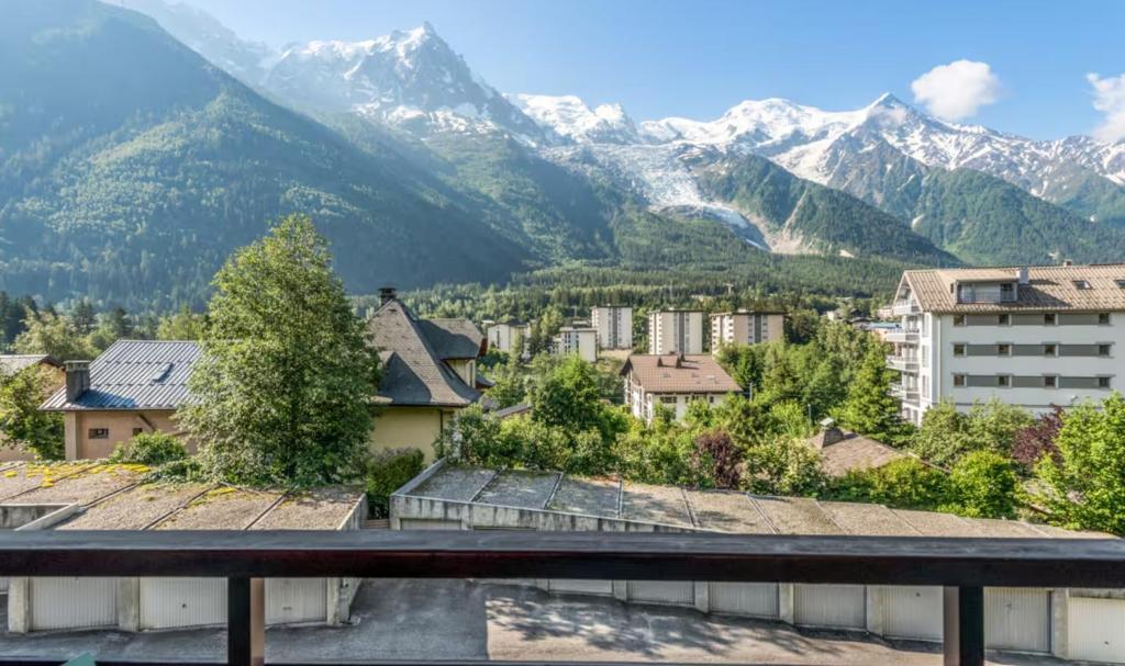 - une vue sur les montagnes depuis le balcon d'un bâtiment dans l'établissement Studio 25m2, Lumineux - Chamonix Centre - Vue MontBlanc, à Chamonix-Mont-Blanc