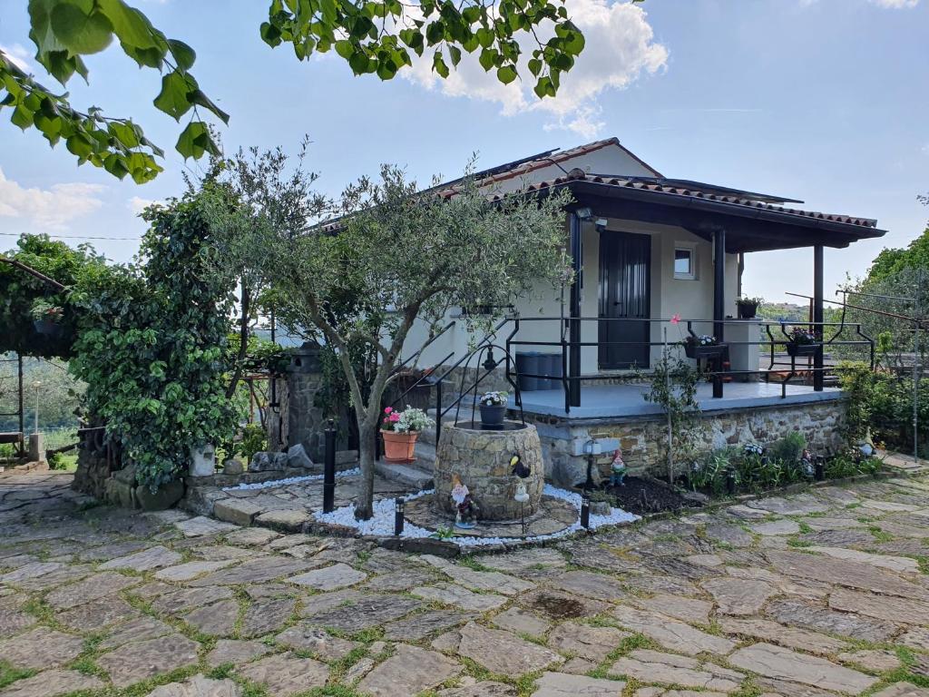 een klein huis met een stenen patio ervoor bij Apartma Vista Baredi in Izola