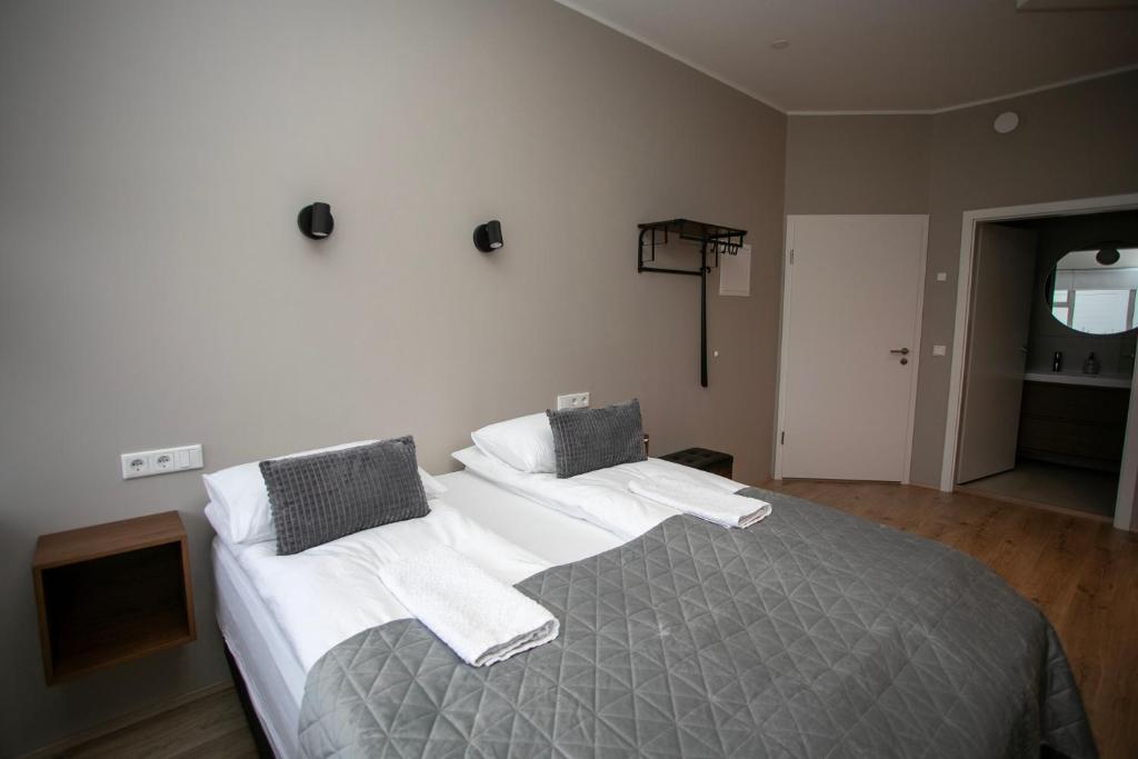 Postel nebo postele na pokoji v ubytování Skýjaborg Apartments