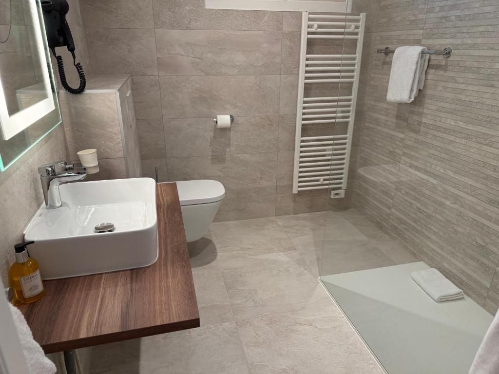 Koupelna v ubytování Logis Hotel Le Petit Casset