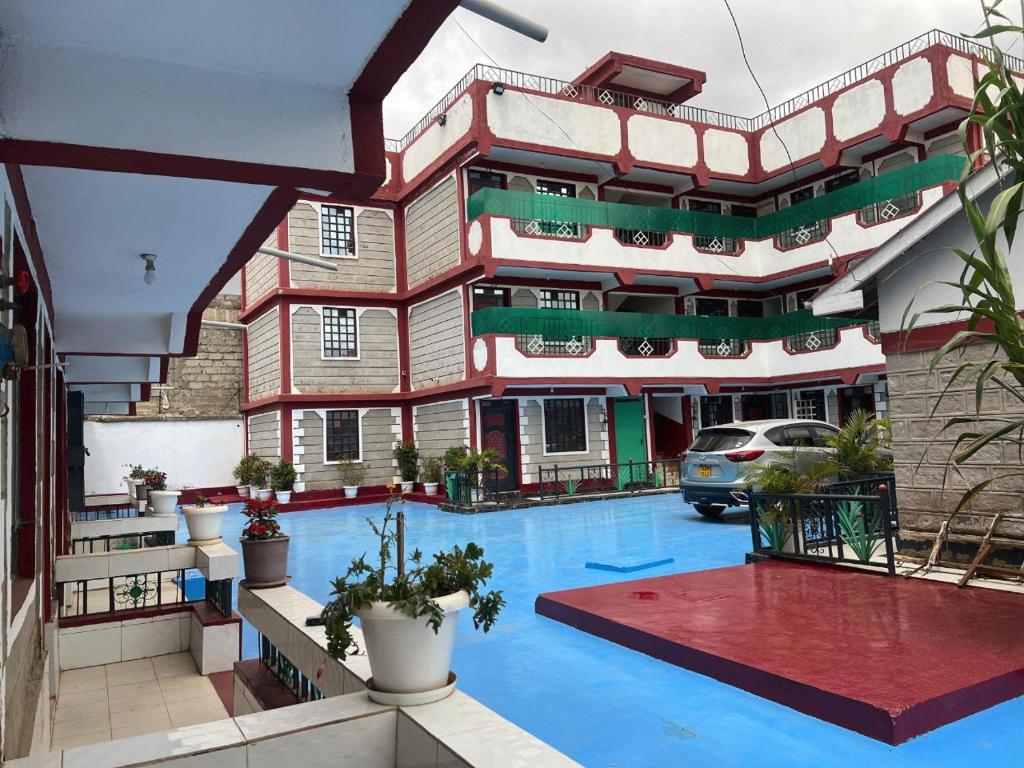 Bazén v ubytování Dynamic Fully Furnished Apartments in Nairobi, 14 km from Jomo Kenyatta International Airport and the SGR nebo v jeho okolí