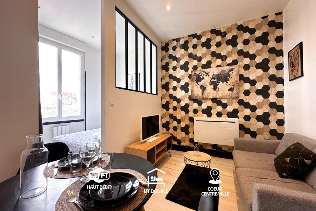 un salon avec un canapé et une table dans l'établissement Studio cosy, à Agen