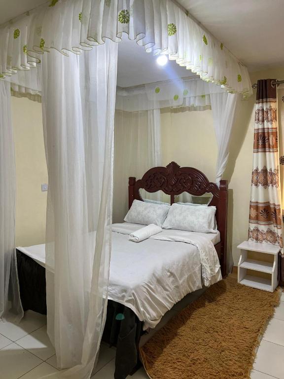Postel nebo postele na pokoji v ubytování Dynamic Fully Furnished Apartments in Nairobi, 14 km from Jomo Kenyatta International Airport and the SGR