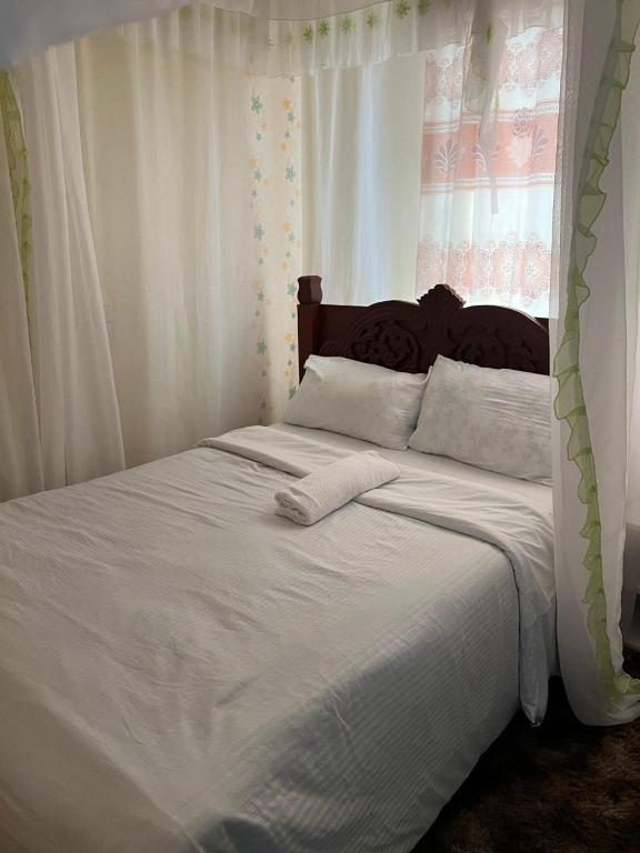 Postel nebo postele na pokoji v ubytování Dynamic Fully Furnished Apartments in Nairobi, 14 km from Jomo Kenyatta International Airport and the SGR