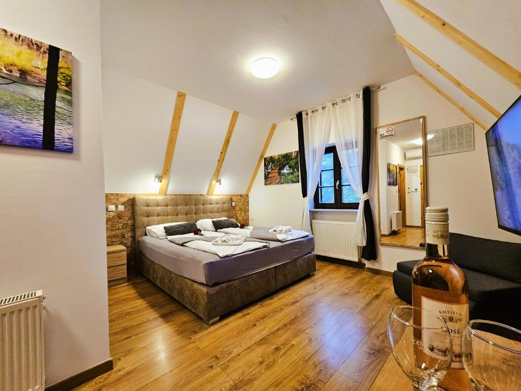 Un dormitorio con una cama en el medio de una habitación. en Plitvice streaming 2, en Lagos de Plitvice