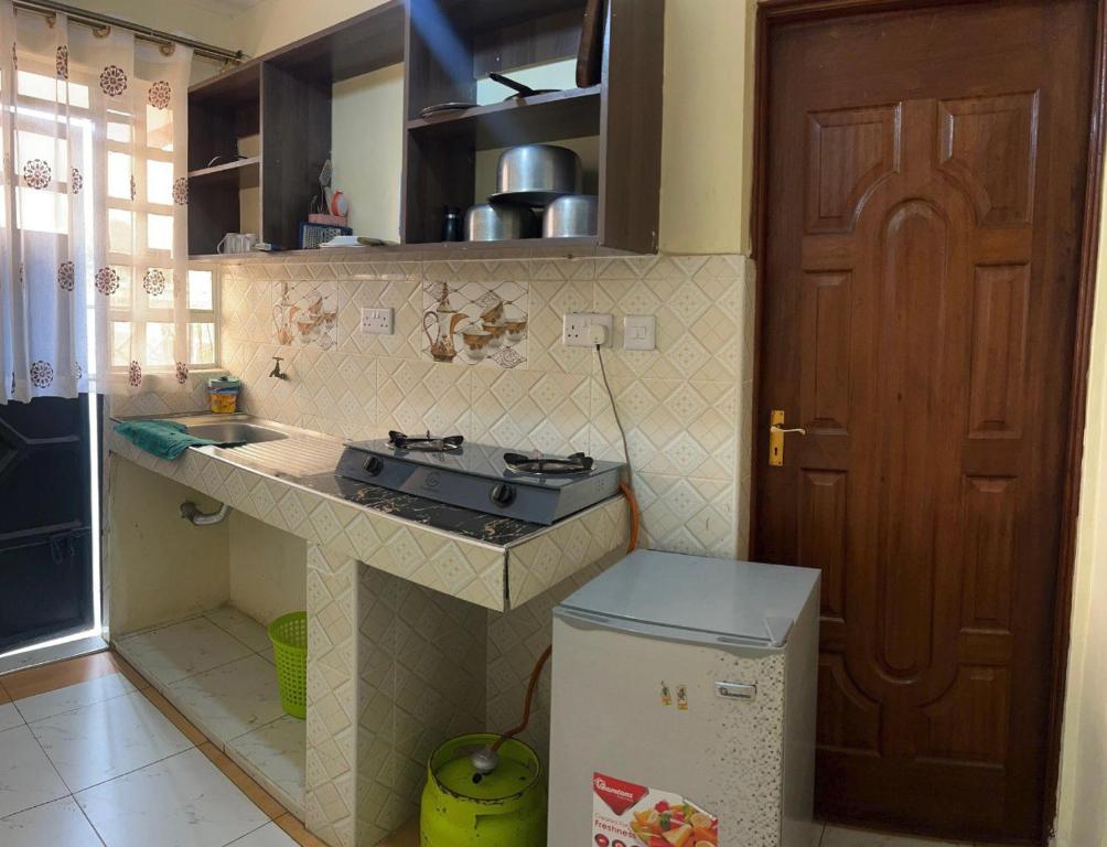 Kuchyň nebo kuchyňský kout v ubytování Dynamic Fully Furnished Apartments in Nairobi, 14 km from Jomo Kenyatta International Airport and the SGR