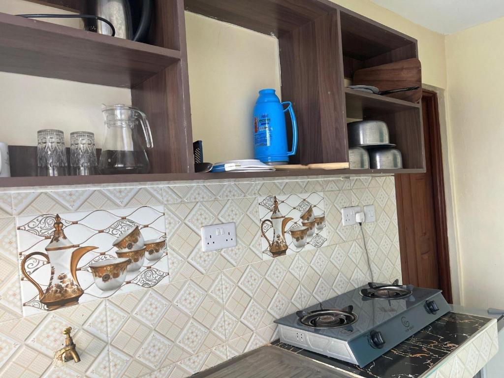 Kuchyň nebo kuchyňský kout v ubytování Dynamic Fully Furnished Apartments in Nairobi, 14 km from Jomo Kenyatta International Airport and the SGR