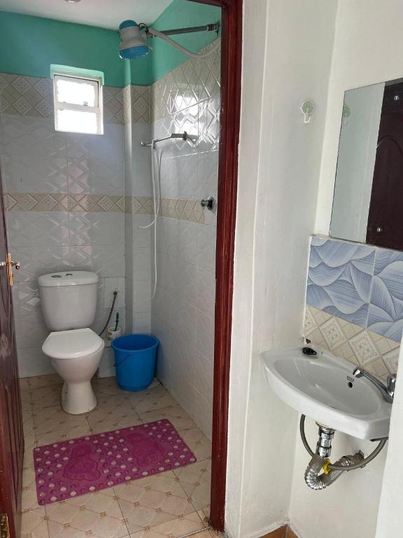 Koupelna v ubytování Dynamic Fully Furnished Apartments in Nairobi, 14 km from Jomo Kenyatta International Airport and the SGR