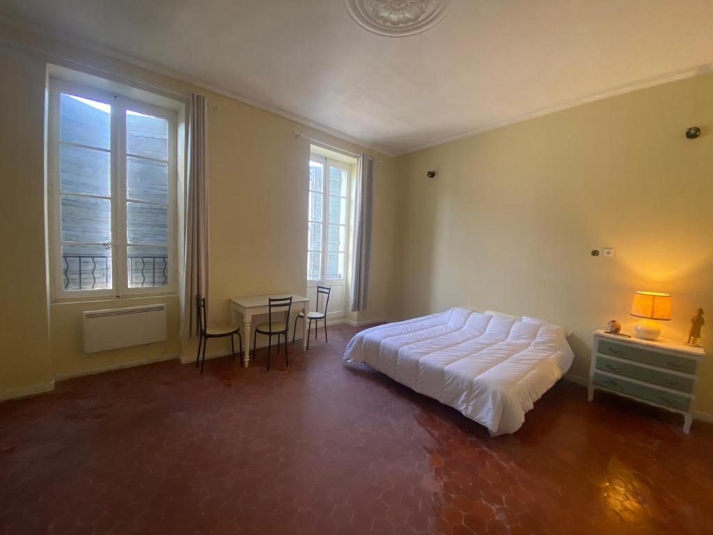 En eller flere senge i et værelse på Grand Studio Roquemaure