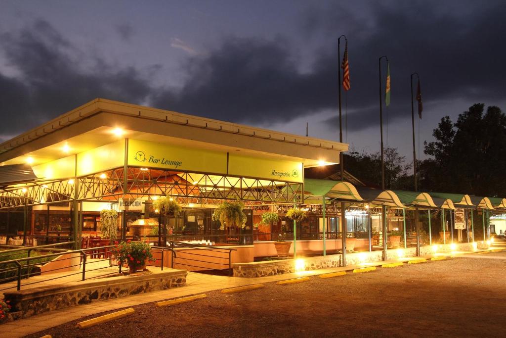 um edifício com luzes à frente à noite em Park Hotel em Santa Cruz Verapaz