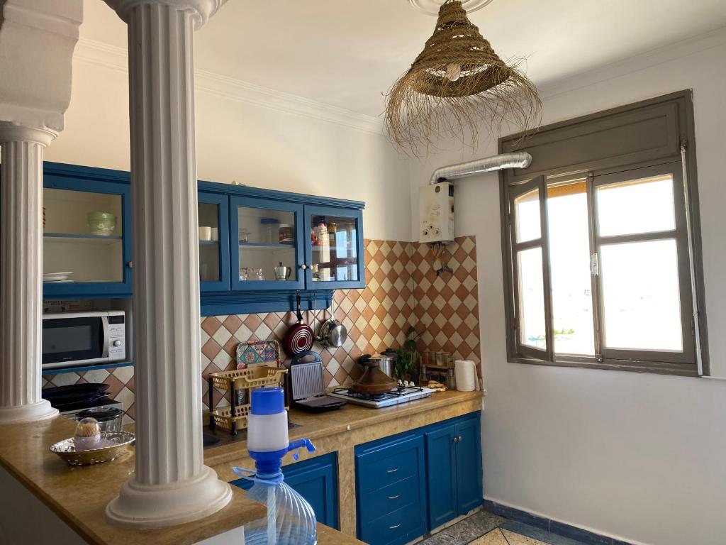 Kuchyň nebo kuchyňský kout v ubytování Mirleft Hostel