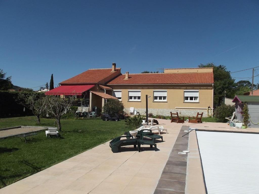 une maison avec un patio avec des bancs dans l'établissement Appartement indépendent dans villa au cœur du Var, à Gonfaron