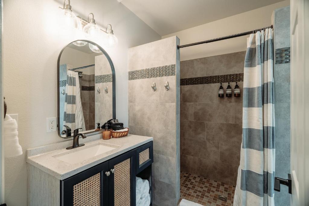 Koupelna v ubytování Swank Boutique Suites