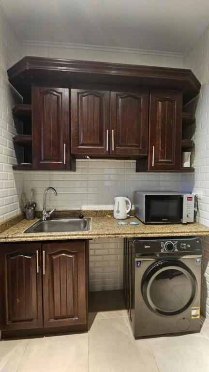 Kuchyň nebo kuchyňský kout v ubytování amwaj chalet north coast قرية أمواج الساحل الشمالي