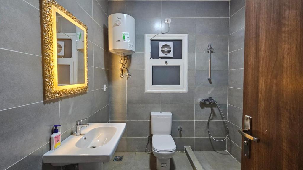 Koupelna v ubytování amwaj chalet north coast قرية أمواج الساحل الشمالي