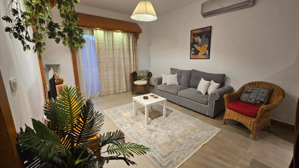Posezení v ubytování amwaj chalet north coast قرية أمواج الساحل الشمالي
