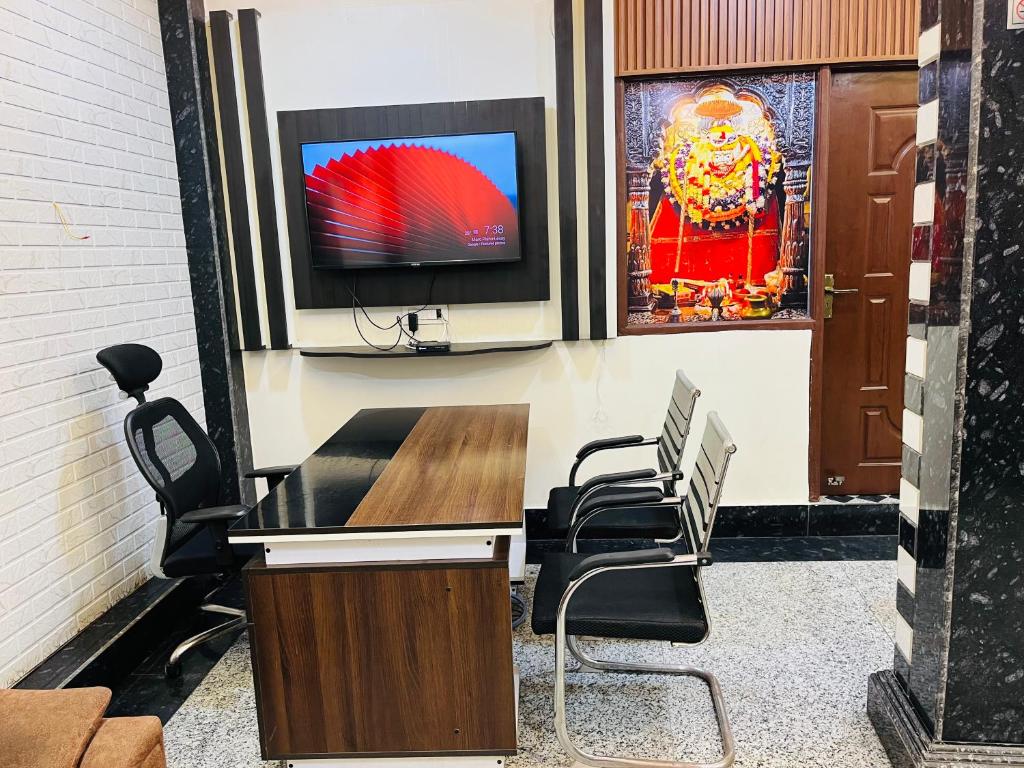 TV a/nebo společenská místnost v ubytování Hotel Astha Inn A luxury boutique Hotel