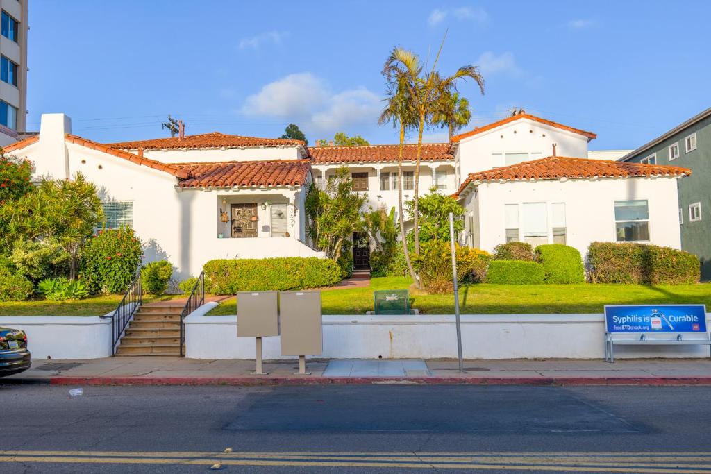 Το κτήριο όπου στεγάζεται  το διαμέρισμα