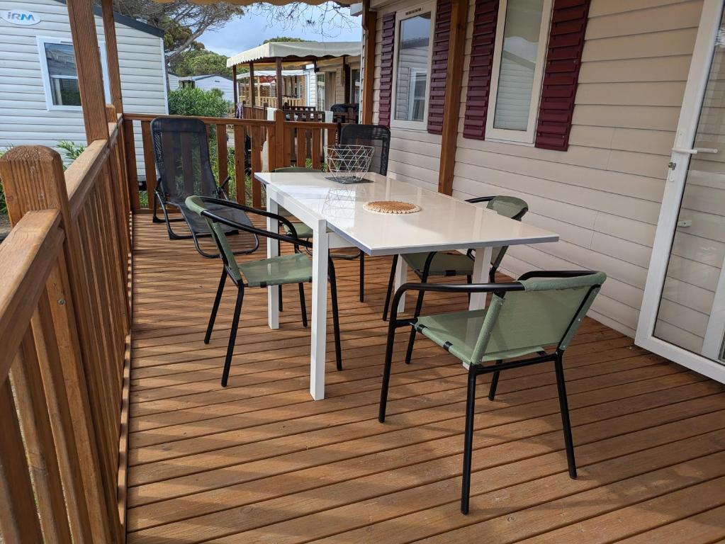 Photo de la galerie de l'établissement mobil home camping le mar estang, à Canet