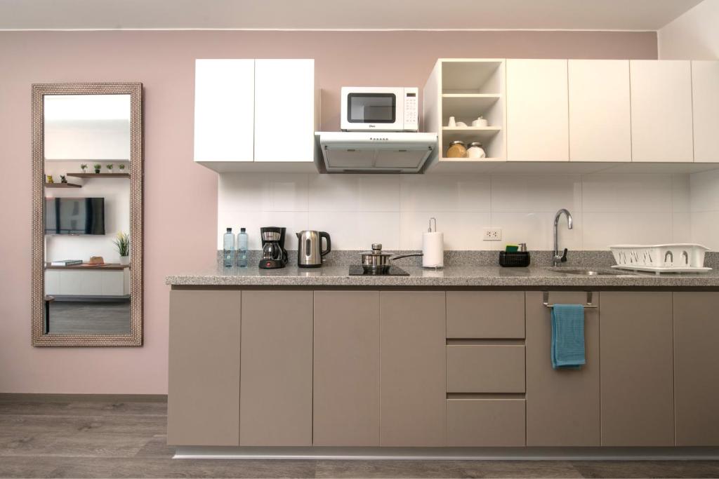 Kuchyň nebo kuchyňský kout v ubytování Cozy modern heart of city