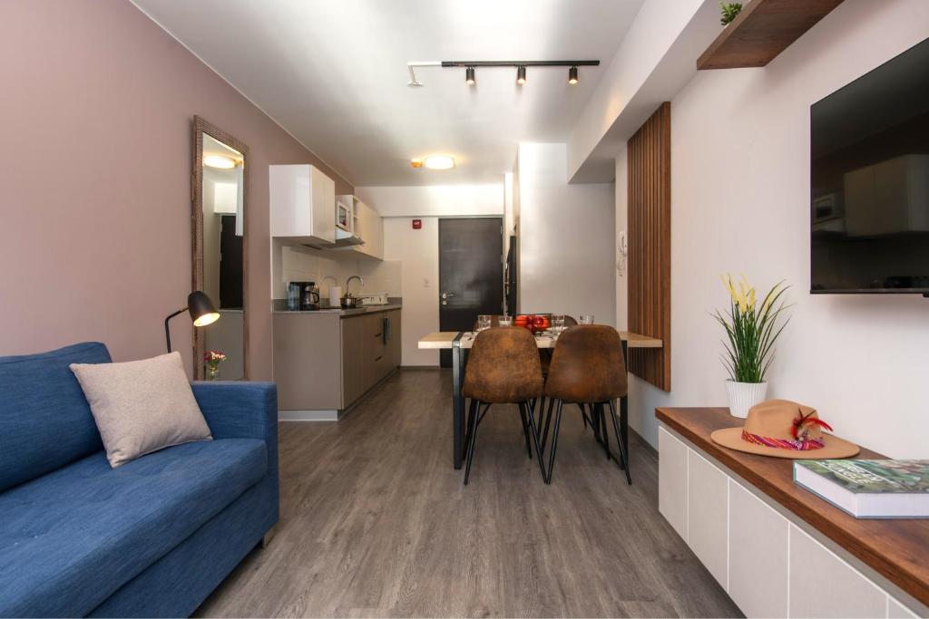 Kuchyň nebo kuchyňský kout v ubytování Cozy modern heart of city
