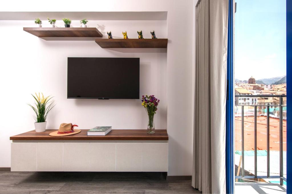 TV a/nebo společenská místnost v ubytování Cozy modern heart of city