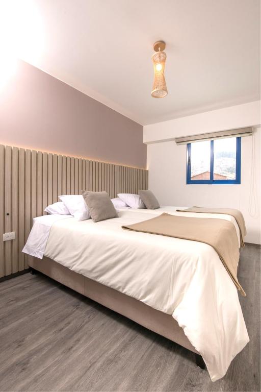 Postel nebo postele na pokoji v ubytování Cozy modern heart of city
